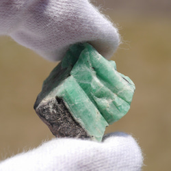 天然石エメラルド(雲南省産)約8.7g 約28×9mm 結晶原石ラフロック 5月誕生石緑柱石[em-200423-01] 4枚目の画像