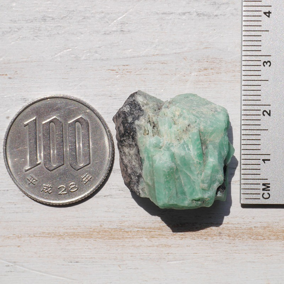 天然石エメラルド(雲南省産)約8.7g 約28×9mm 結晶原石ラフロック 5月誕生石緑柱石[em-200423-01] 5枚目の画像