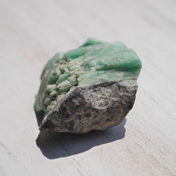 天然石エメラルド(雲南省産)約8.7g 約28×9mm 結晶原石ラフロック 5月誕生石緑柱石[em-200423-01] 9枚目の画像