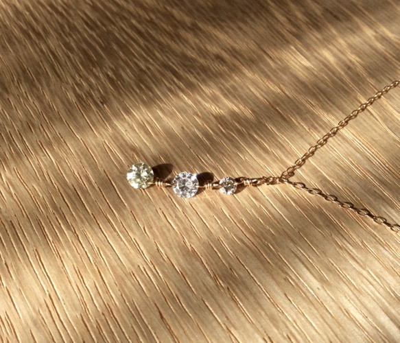 SALE!!ぷらぷら揺れる天然マルチカラーダイヤの3粒ネックレス 0.566ct  K18 6枚目の画像