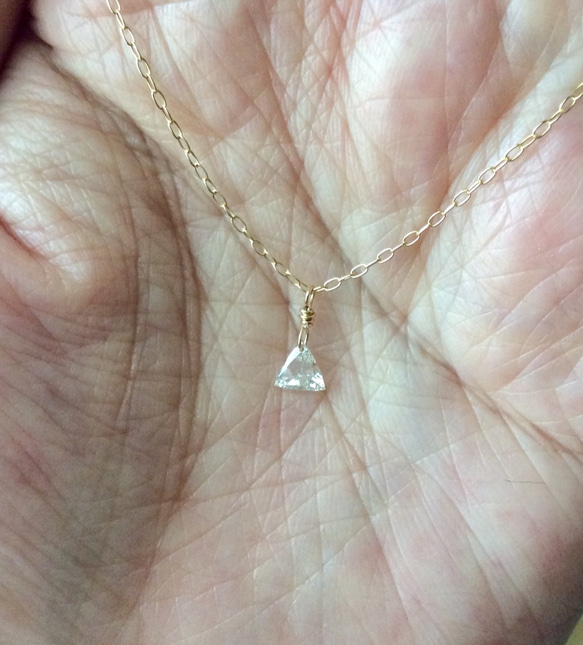 ガラスみたいな透明三角ダイヤの一粒ネックレス 0.10ct  K18 9枚目の画像