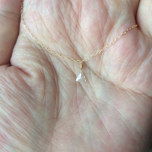 ガラスみたいな透明三角ダイヤの一粒ネックレス 0.10ct K18
