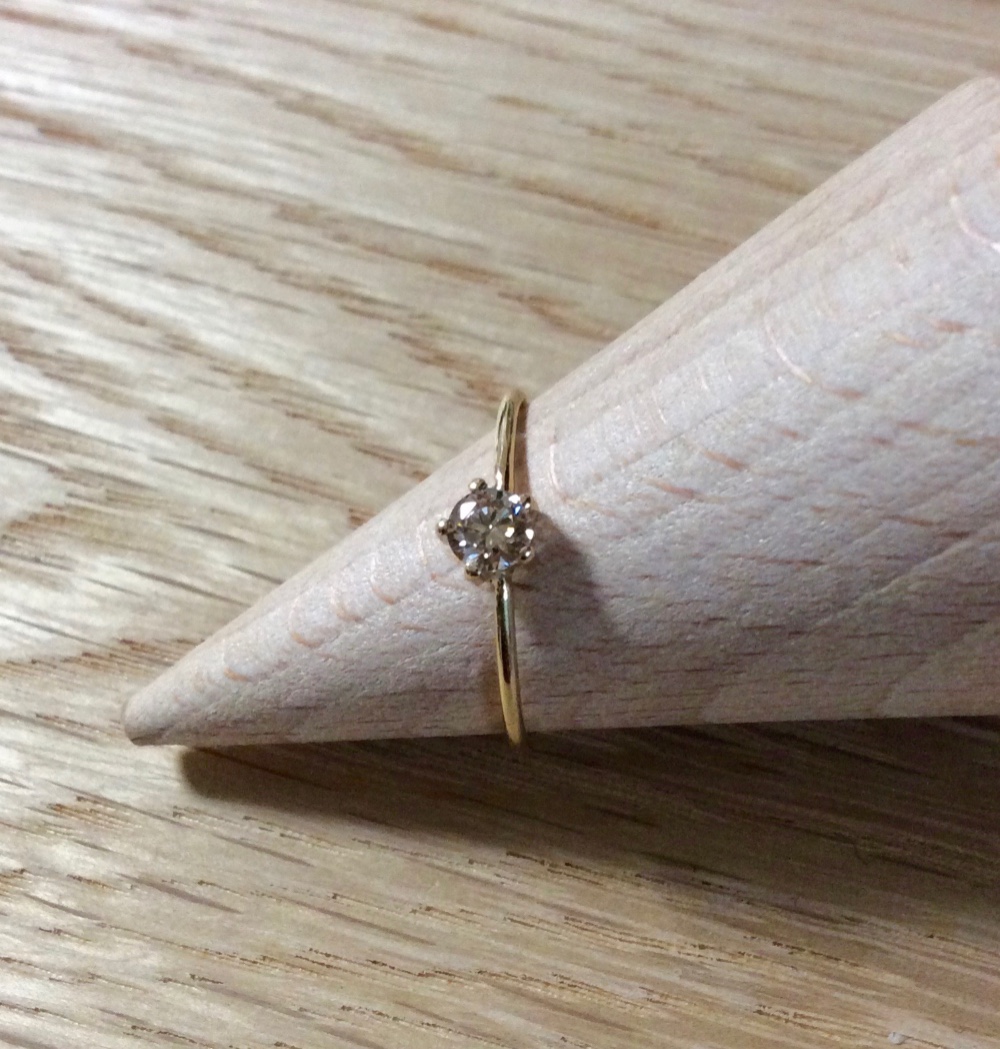 ちょっと大きめ　一粒シャンパンダイヤのお星様リング　0.199ct K10 yellow gold