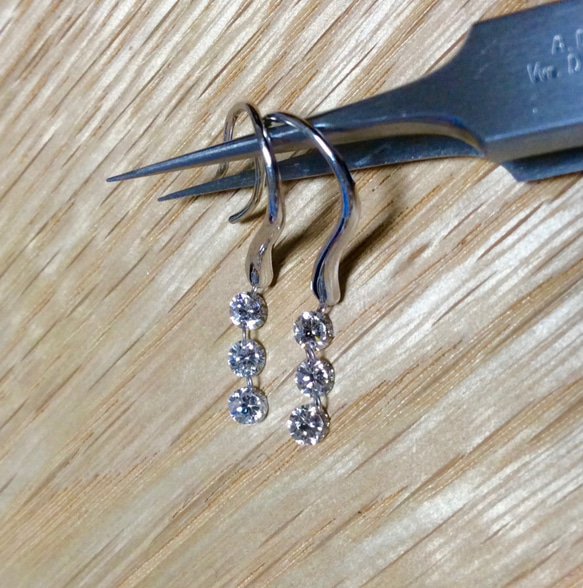 3粒ダイヤの揺れるピアス 0.5ct K18WG ピアス（フック・チェーン