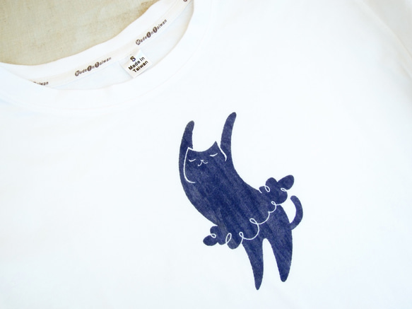 ピュアホワイトユー–青色に染まったニュートラルTシャツダンスの猫 2枚目の画像