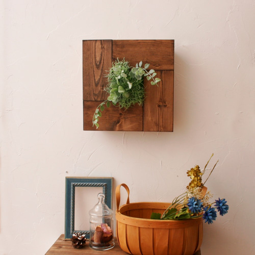 パカっと開く！玄関のディスプレイ＆キーラックになる壁掛けフェイク