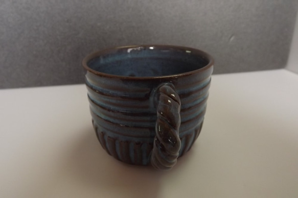 しのぎに青色の釉が溜まり、味わい深い落ち着きのあるコーヒーカップです。 2枚目の画像