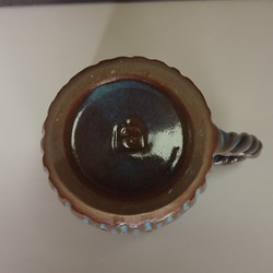 しのぎに青色の釉が溜まり、味わい深い落ち着きのあるコーヒーカップです。 3枚目の画像