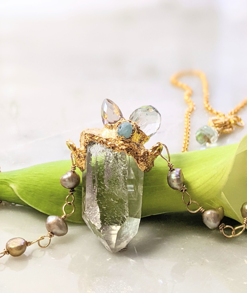 水晶ポイントネックレス