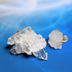 水晶クラスター アシンメトリーピアス トマスゴンサガ産 2枚目の画像