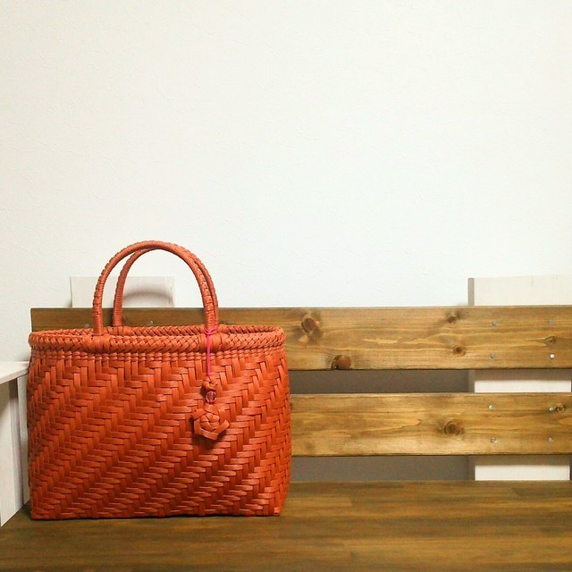 ぐるぐる模様のかごバッグ（赤レンガ）
