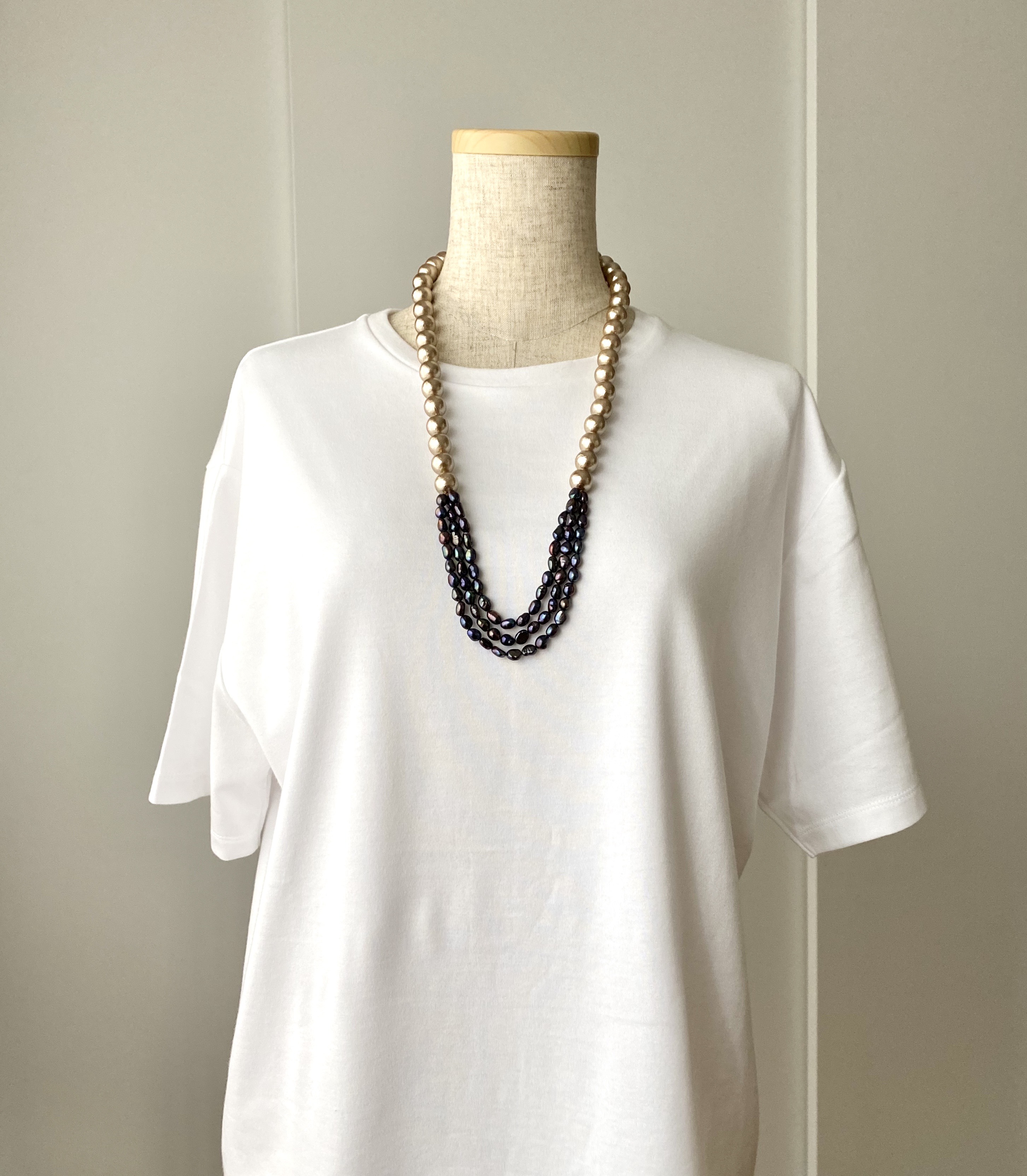 【Tシャツをフェミニンに着こなす】ベージュのコットンパールと淡水パールのネックレス75ｃｍ