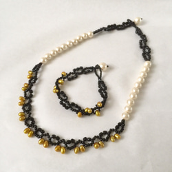 【ダブルパール】黄金(ゴールド)色の淡水パールのネックレスとブレスレット(黒) 5枚目の画像
