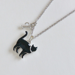 お散歩中の黒猫と選べるイニシャルチャームのネックレス（シルバーカラー） 4枚目の画像