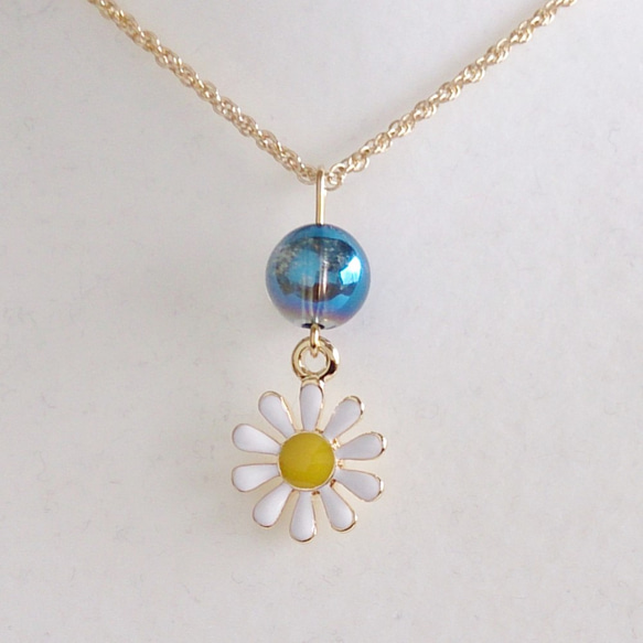 『太陽の花』 ひまわりとブルーオーラのサマーネックレス（ホワイト×イエロー） 2枚目の画像