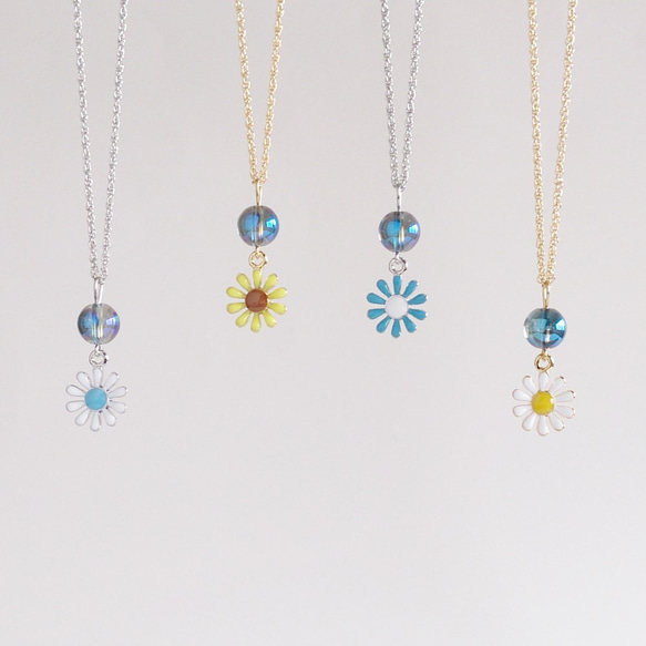 『太陽の花』 ひまわりとブルーオーラのサマーネックレス（ホワイト×イエロー） 4枚目の画像