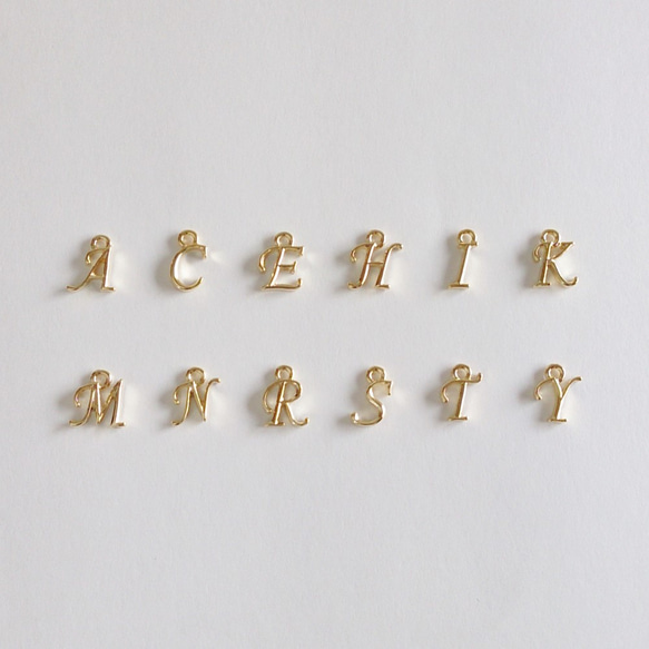【2月の誕生石】 愛の守護石 アメジストと選べるイニシャルチャームのハート型ネックレス（天然石/ゴールドカラー） 2枚目の画像