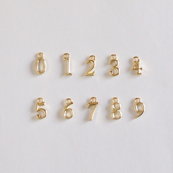 【3月の誕生石】 海の精の宝物 アクアマリンと選べるナンバーチャームのハート型ネックレス（天然石/ゴールドカラー） 2枚目の画像