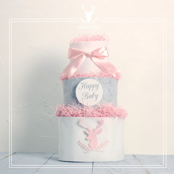 出産祝い 女の子 おしゃれ かわいい おむつケーキ ３段 鹿の紋章のおむつケーキ ピンク 1枚目の画像