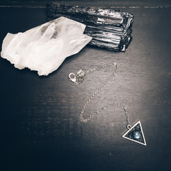 Crushed Hematite Labradorite Triangle Necklace 第1張的照片