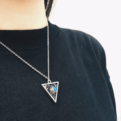 Crushed Hematite Labradorite Triangle Necklace 第2張的照片