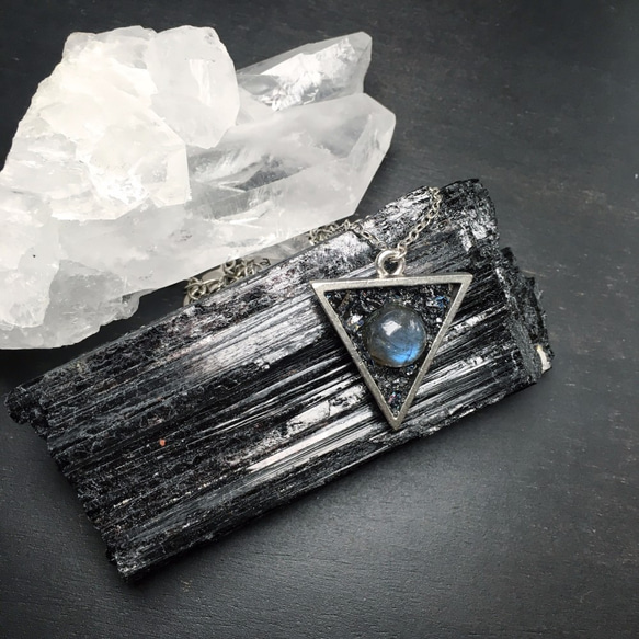 Crushed Hematite Labradorite Triangle Necklace 第3張的照片