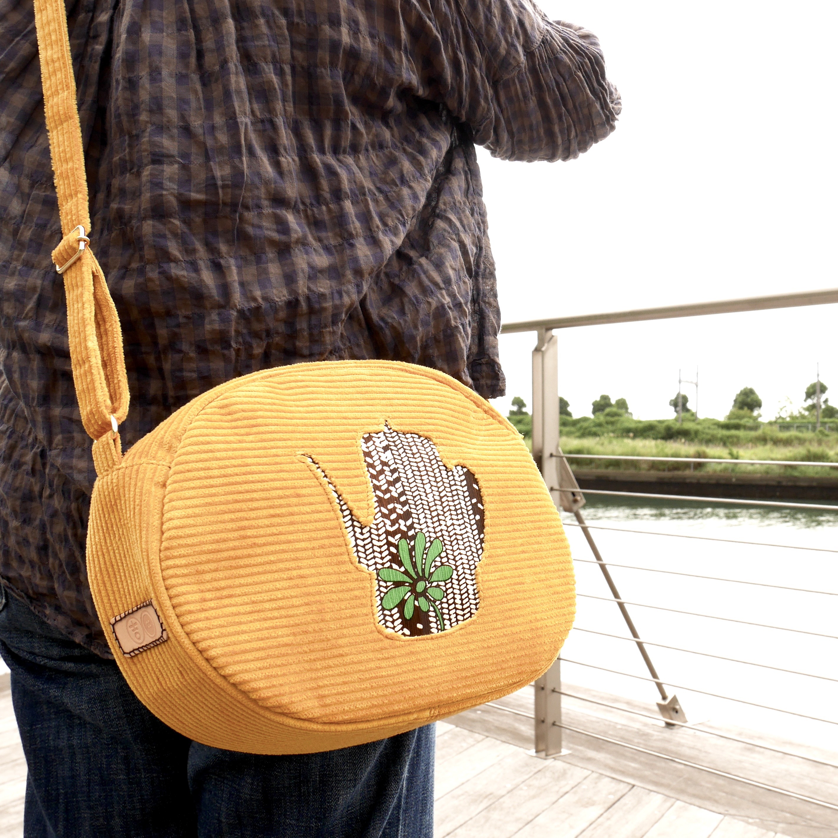 だ円の形のポシェット　マスタードイエロー