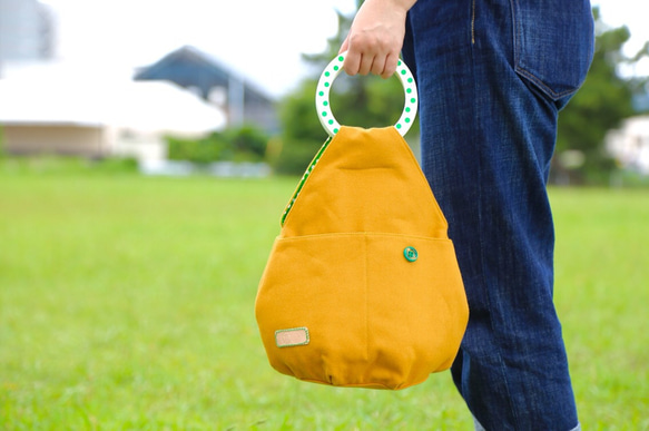 ポップな持ち手の手提げ鞄      緑の水玉とカラシ色 1枚目の画像