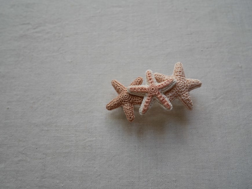 ヒトデのバレッタ　　　　　　　　　　　　　　　　　　　〈アイボリー×オレンジ〉