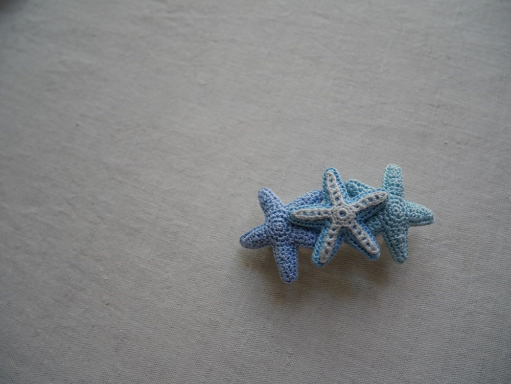 ヒトデのバレッタ　　　　　　　　　　　　　　　　　　　〈サックスブルー×ホワイト〉