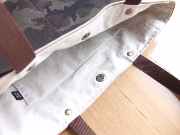 ８号帆布の外ポケット付き横長トートバッグ（ベージュ×カモフラージュ） 3枚目の画像