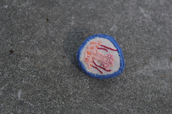 UFOクラゲの刺繍のブローチUFOクラゲ刺繍ピン 2枚目の画像