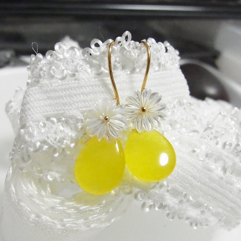 K10 イエロージェードとホワイトシェルのフラワーピアス