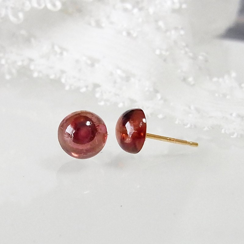 K18 つるんとしたガーネットが輝く ピアス