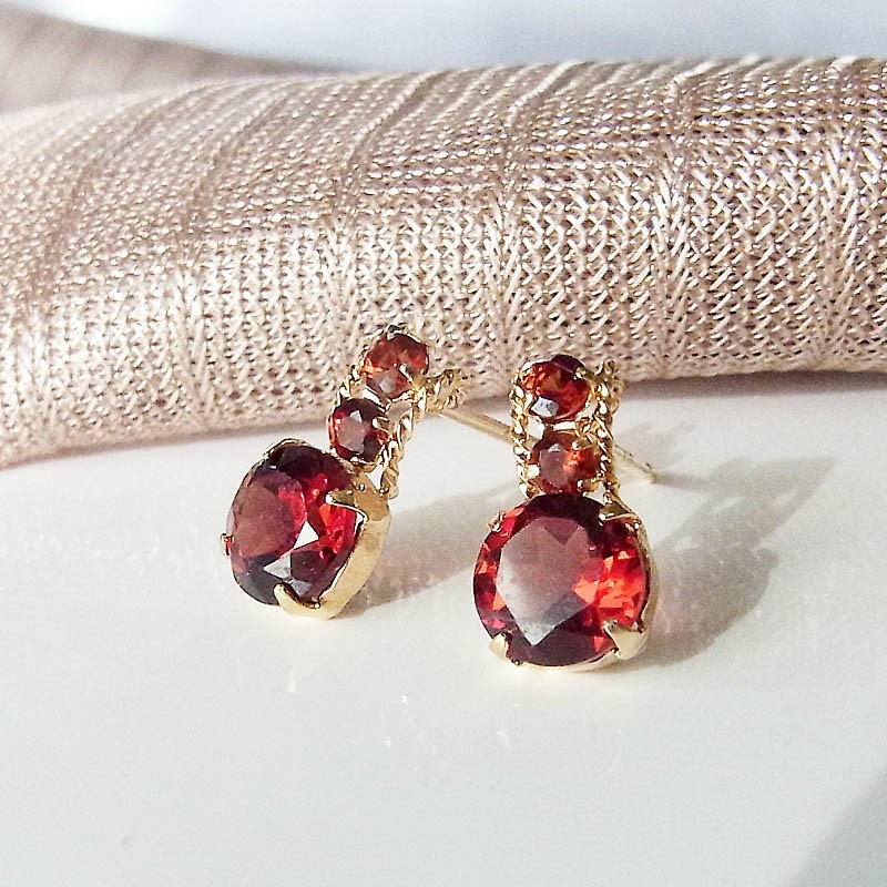 K18 3石の モザンビーク ガーネット  ピアス