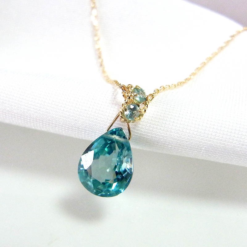 ♢六花♢K18 バイカラ―ブルージルコン3.87ct ネックレスチャーム K18 限定 高品質 天然ブルージルコン ネックレス トップ