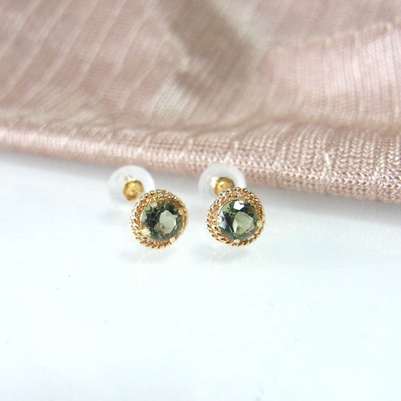 18KYG モルダバイトピアス