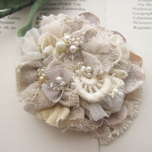 アートフラワーと裂き布のアンティーク風コサージュ コサージュ little