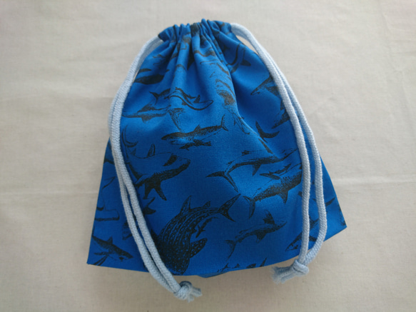 《送料無料》リアルなサメ柄  かくしマチ付き コップ袋 1枚目の画像