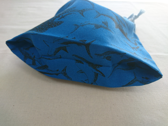 《送料無料》リアルなサメ柄  かくしマチ付き コップ袋 3枚目の画像