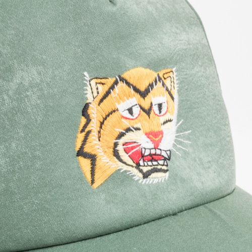 虎の刺しゅうが目を引くベトジャン風キャップ ブラック 17AWS-008
