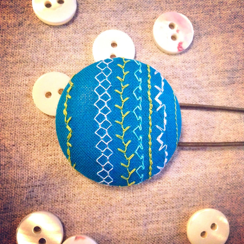 ハンドメイド　刺繍　くるみボタン　ピカピカの1年生 刺繍くるみボタン イラストその1 入園 入学 名前 バッグ 袋