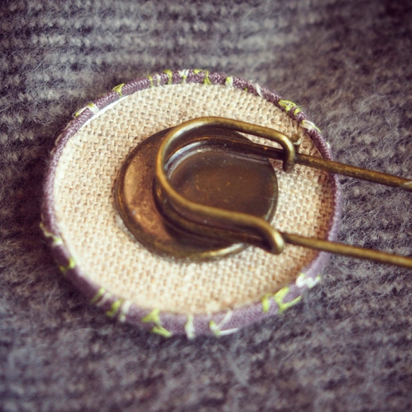 スモッキング刺繍くるみボタンのスカーフピン S-1 3枚目の画像