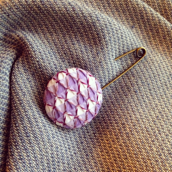 スモッキング刺繍くるみボタンのスカーフピン S-1 4枚目の画像