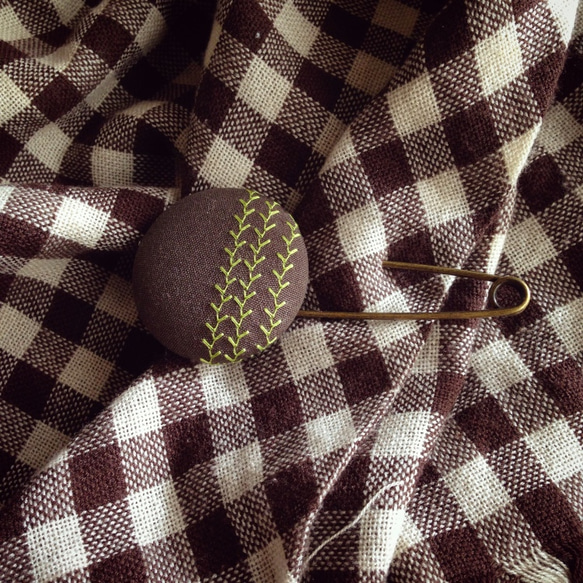 ミシン刺繍くるみボタンのスカーフピン m-15 4枚目の画像