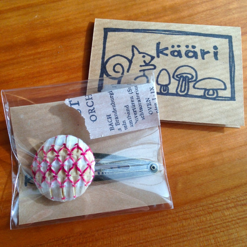 エメラルドグリーンハイビスカス☆手刺繍☆2.7センチくるみボタンヘアゴム2点 子ども くるみボタン 刺繍 ビーズ ヘアゴム - moikka :) | minne