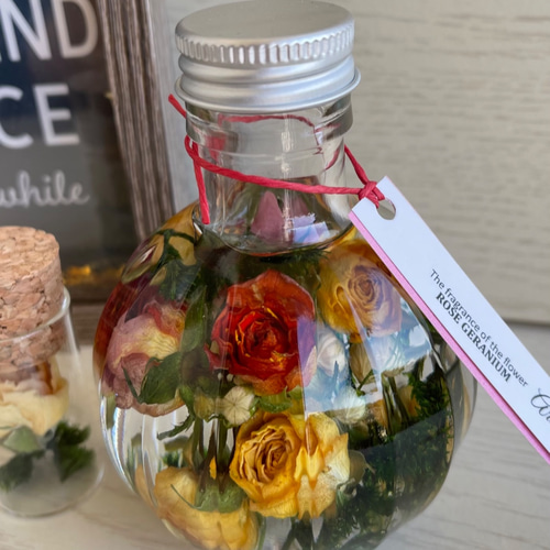 華やかなレッド&ホワイトバラをご覧ください♪*¨…♬ ハーバリウム