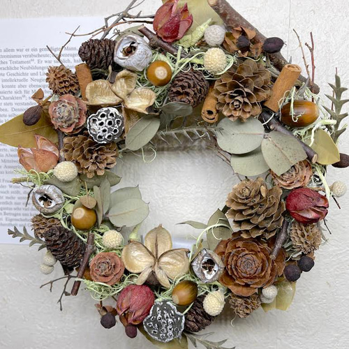 秋の気配を感じたら♬ 木の実たくさんの森林の中のリース ほっこりと