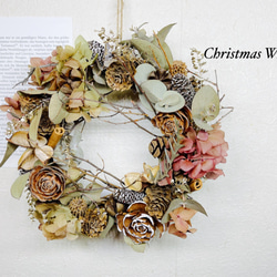 森の中で見つけた たくさんの木ノ実でできた森林ナチュラル