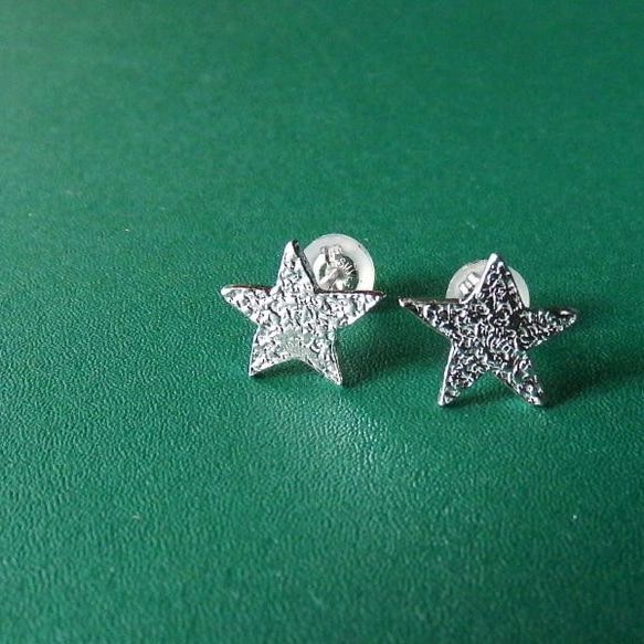 純銀製・粗い梨地模様の星のピアス 2枚目の画像